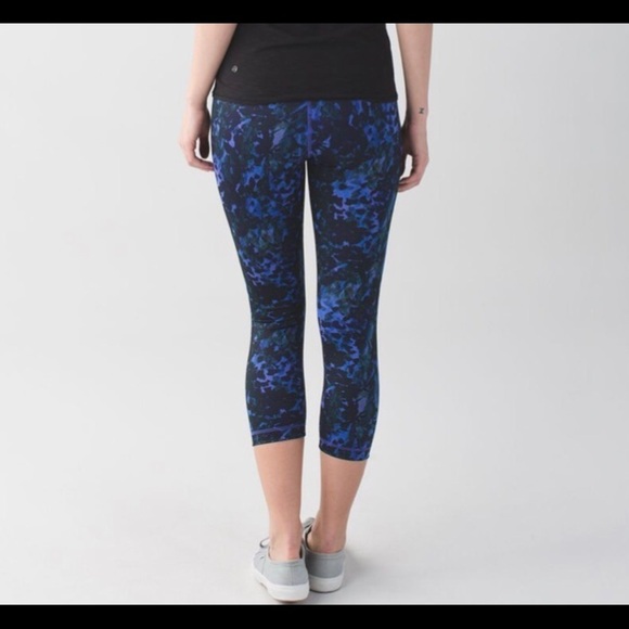 Lululemon Wunder Under Crop II - Picture 2 of 9